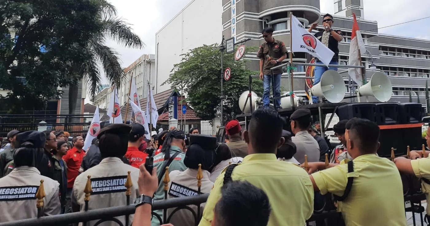 Masa Aliansi Jabar Maju berunjuk rasa dikantor DBMPR Jabar,Jl.Asia Afrika Kota Bandung.Dok-KabarSunda