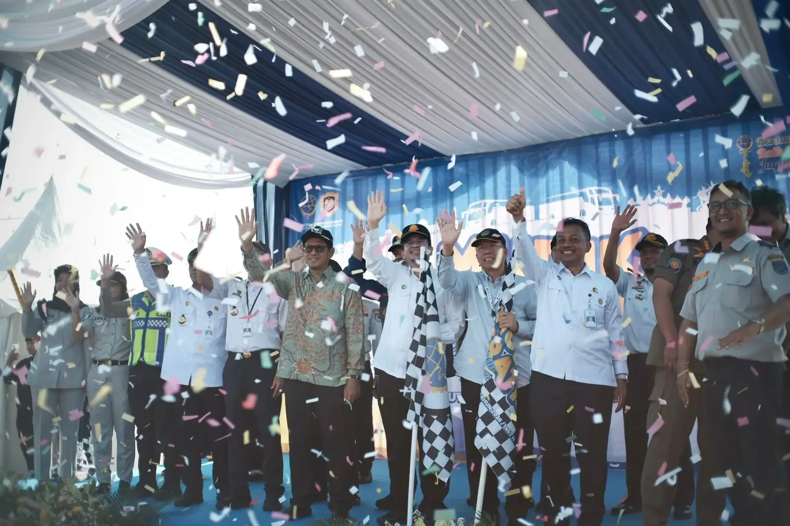 Inspektur Jenderal Perhubungan Darat Kementerian Perhubungan, Djarot Tri Wardhono melepas peserta mudik gratis di Terminal Jatijajar, Selasa (17/03/26). (Foto : JD01/Diskominfo Depok).
