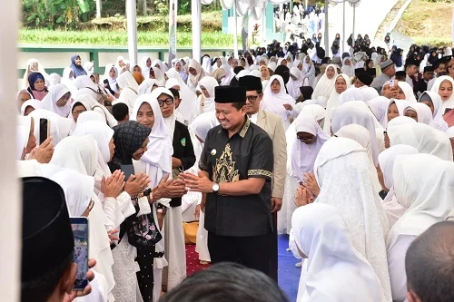 Bupati Sumedang Dony Ahmad Munir menghadiri  Haul ke-15 Yarhamullah KH Moh Mansur di Ponpes Darul Hikmah Sukawangi Tanjungkerta.Dok-Diskomimfosanditik