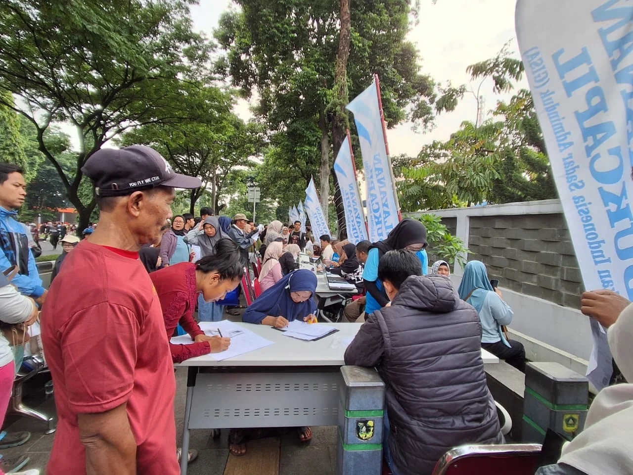 Pelayanan jemput bola Dinas Kependudukan dan Pencatatan Sipil (Disdukcapil) Kabupaten Bogor pada kegiatan Car Free Day (CFD) Tegar Beriman kembali diserbu masyarakat.Ist