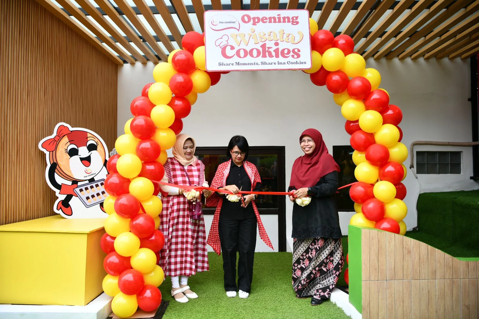 Ketua Dewan Kerajinan Nasional Daerah (Dekranasda) Jawa Barat Amanda Soemedi Bey Machmudin menghadiri acara pembukaan Wisata Cookies di De'tuik Resto, Cikutra, Kota Bandung, Selasa (24/12/2024).