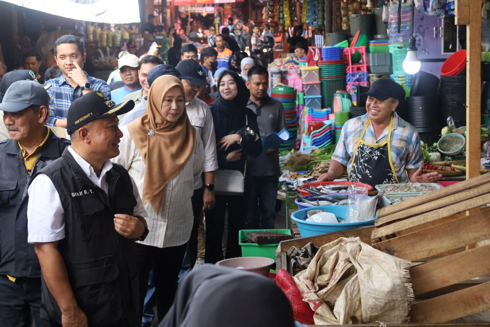 Bupati Kuningan Dr. Dian Rachmat, M.Si bersama Wakil Bupati Tuti Andriani, unsur Forkopimda, Diskatan, Diskanak, Diskopdagperin, Bagian Perekonomian dan SDA melakukan monitoring langsung ketersediaan pasokan dan harga kebutuhan pokok di pasar tradisional