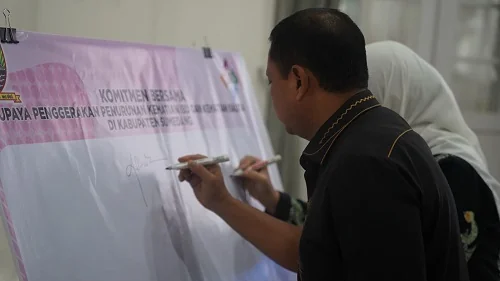 Bupati Sumedang Dony Ahmad Munir saat memberikan arahan pada kegiatan Penggerakan Penurunan Kematian Ibu dan Bayi di Kabupaten Sumedang di Gedung Negara.Dok-Diskominfosanditik Sumedang
