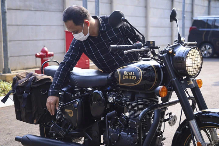 Penyidik KPK menunjukkan motor Royal Enfield Classic 500 Limited Edition milik mantan Gubernur Jawa Barat, Ridwan Kamil di Gudang Sitaan KPK, Jakarta, Jumat, 25 April 2025. (Foto kumparan)