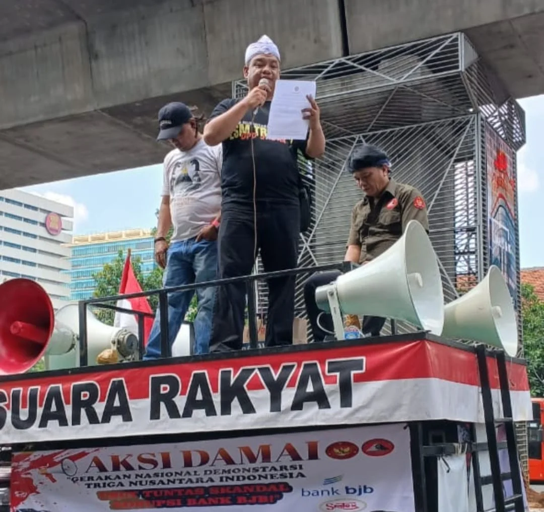 Ketua LSM Trinusa Jabar,Ait M Sumarna saan orasi didepan Gedung Kejagung RI