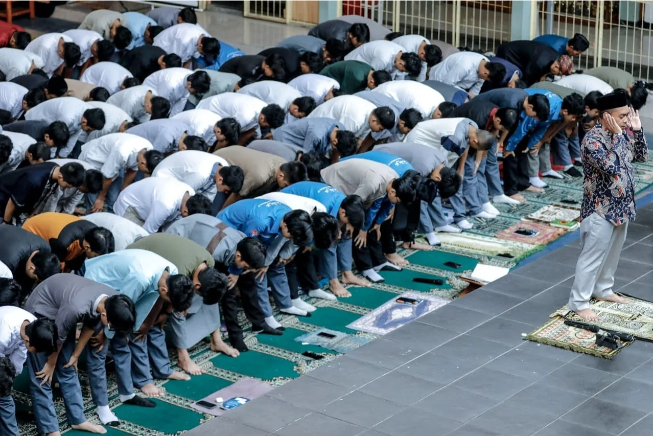 Kepala SMAN 24 Bandung, Lia Apriliana mengatakan, selain kegiatan rutin seperti tadarus, salat duha bersama, dan tausiah Ramadan, peserta didik juga mendapatkan edukasi terkait pengelolaan sampah dari Dinas Lingkungan Hidup Kota Bandung sebagai bentuk tan
