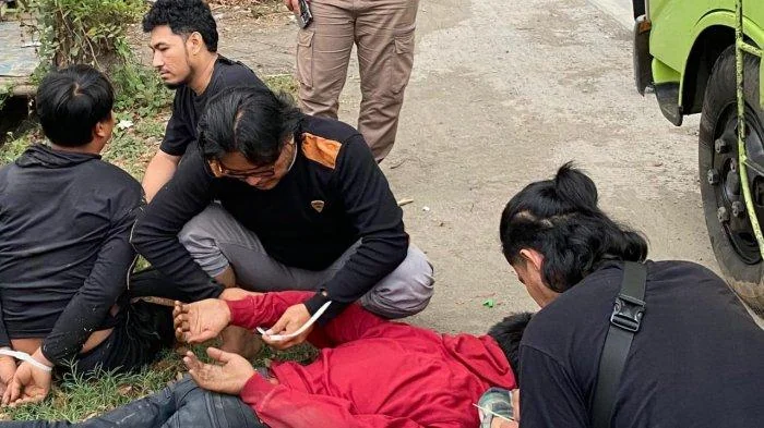 Pelaku pencurian prasarana kereta api ditangkap tim Resmob Polda Jawa Barat di Kabupaten Karawang, Jawa Barat, Sabtu (12/10/2024). 
Foto: Humas DAOP 2 Bandung.
