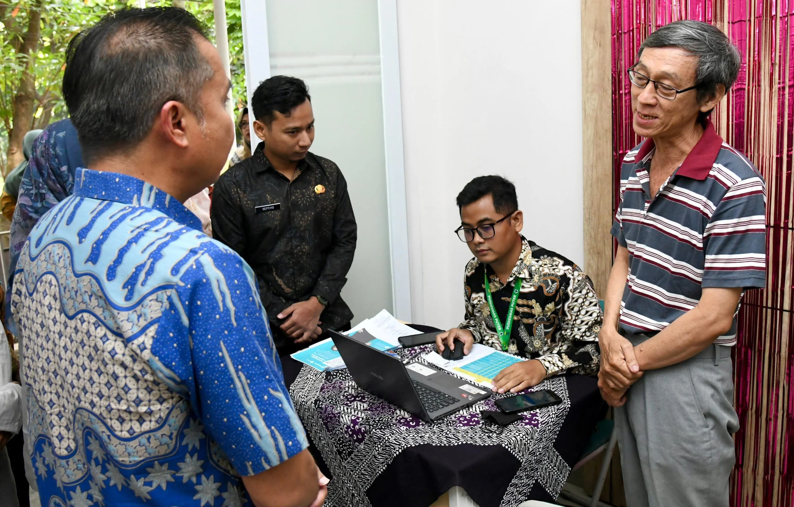 Penjabat Gubernur Jawa Barat Bey Machmudin meninjau pelaksanaan Pemeriksaan Kesehatan Gratis (PKG) di Puskesmas Puter Kota Bandung, Jumat, 14 Februari 2025.