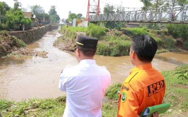 Bupati Bandung Dadang Supriatna (kiri) saat meninjau Sungai Citarum.