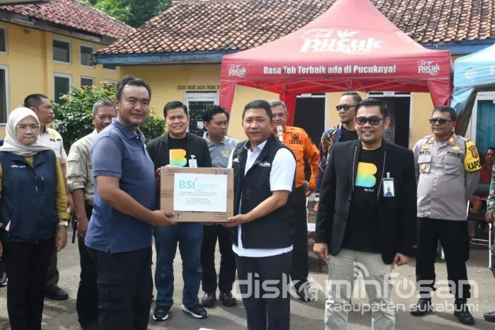 Bantuan tersebut diserahkan secara simbolis oleh BSI KCP Palabuhanratu kepada Wakil Bupati Sukabumi.Ist