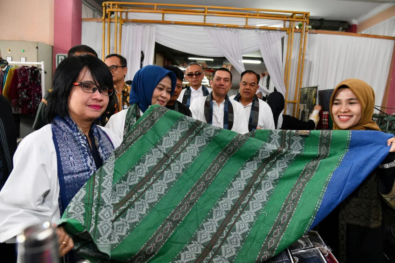 Penjabat Ketua Dekranasda Provinsi Jawa Barat Amanda Soemedi Bey Machmudin membuka kegiatan Promosi Bersama Komoditas Tekstil 2024 di kantor Satuan Pelayanan Pengembangan Industri Pertekstilan Bandung, Kabupaten Bandung, Selasa (3/12/2024).
