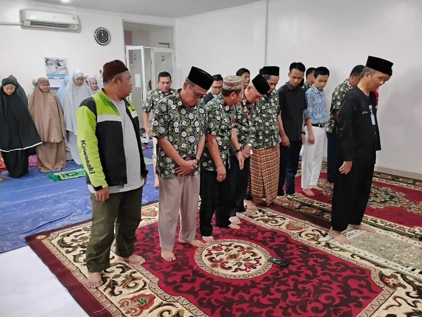 Palang Merah Indonesia (PMI) Kota Depok menggelar kegiatan salat zuhur berjamaah selama ramadan, di Aula Markas PMI Kota Depok, Kamis (19/02/26). (Foto:dok.Narasumber)
