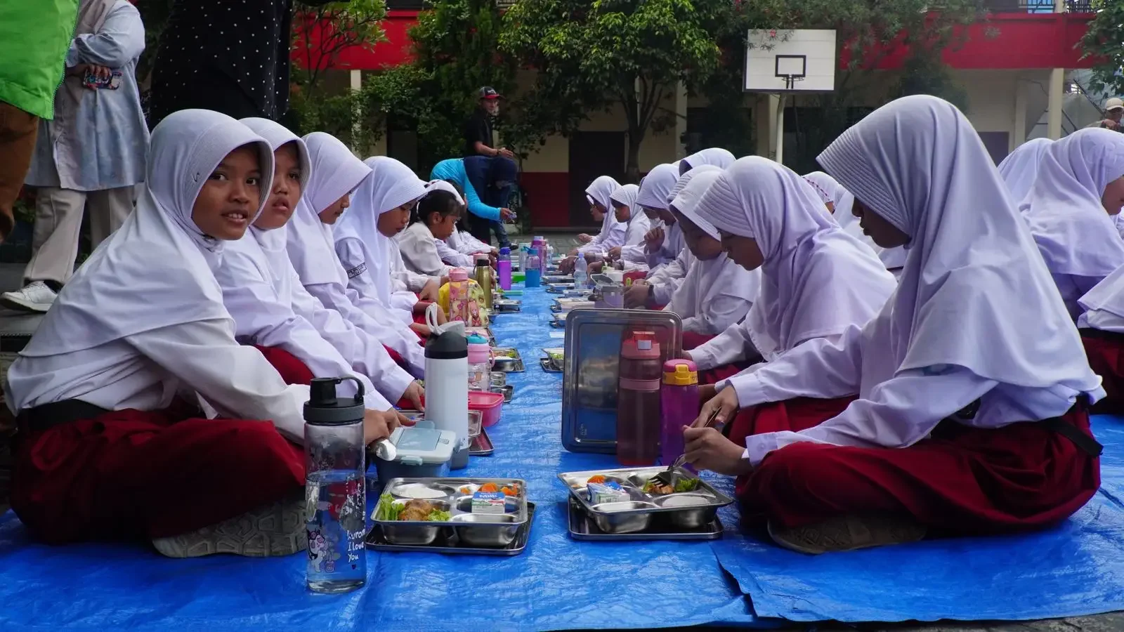 Siswa di Depok saat menyantap MBG. (Foto: Diskominfo Depok)