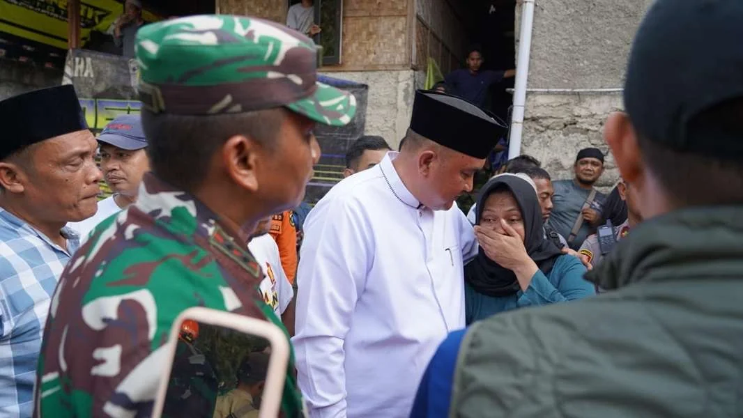 Bupati Bogor, Rudy Susmanto saat mengunjungi lokasi bencana.Ist