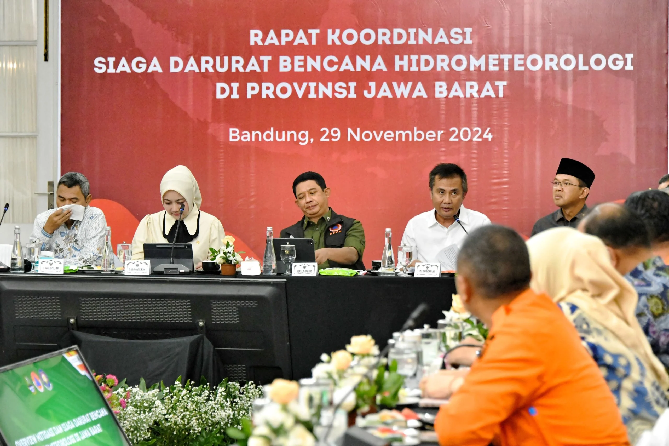 Penjabat (Pj.) Gubernur Jawa Barat Bey Machmudin menghadiri Rapat Koordinasi (Rakor) Siaga Darurat Bencana Hidrometeorologi di Gedung Pakuan,(Dok-Humas Jabar)