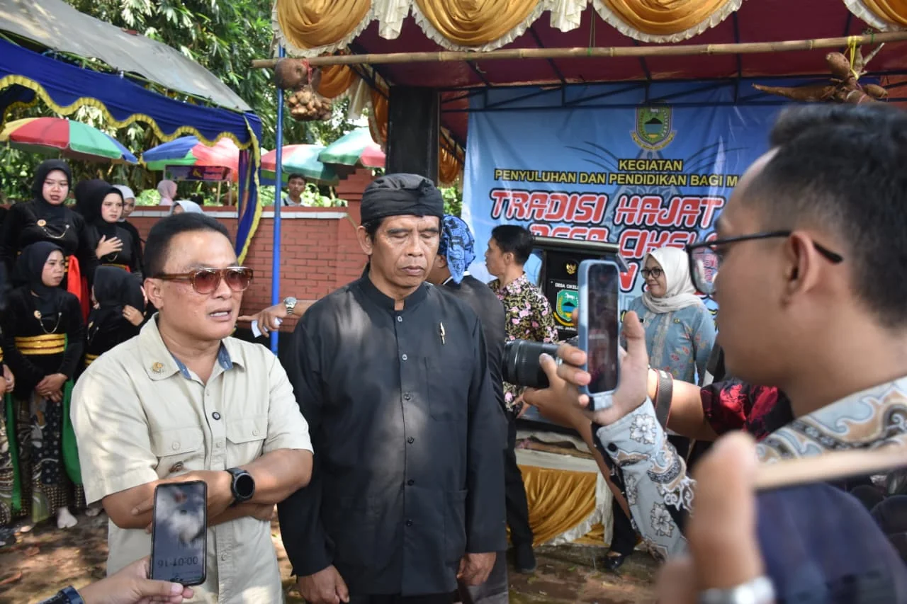 Bupati Kuningan, Dian Rachmat Yanuar, saat menghadiri tradisi Hajat Bumi di Desa Cikeleng, Kecamatan Japara.Dok-Diskominfo Kuningan
