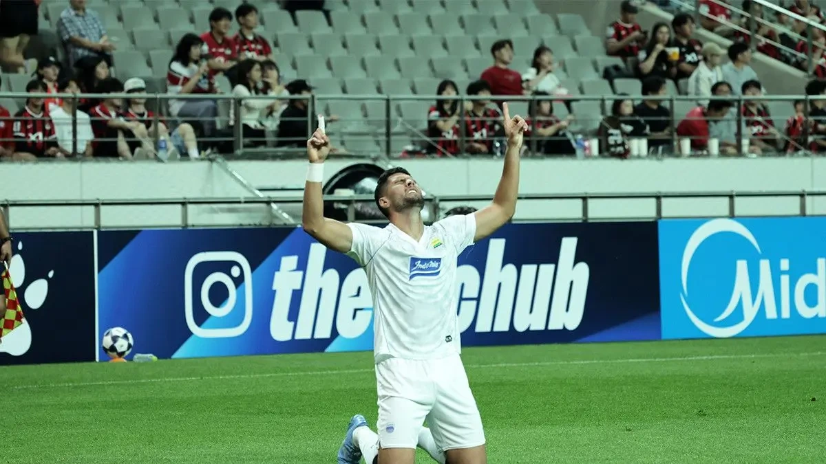 Julio Cesar mencetak gol ke gawang Persik Kediri. (Persib)