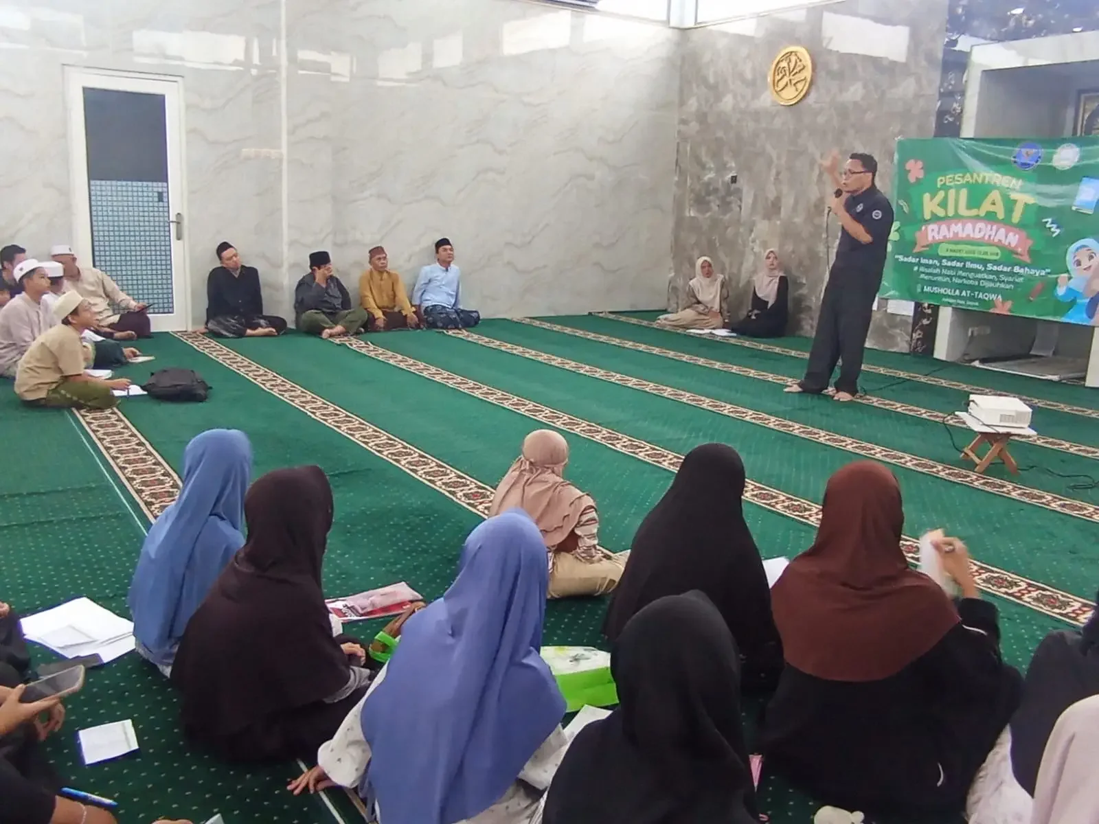 Ketua Tim P2M BNN Kota Depok, Purwoko Nugroho saat memberikan layanan informasi dan edukasi terkait P4GN di RW 10, Kelurahan Tugu, Kecamatan Cimanggis pada 7-8 Maret 2026. (Foto: Dokumentasi BNN Kota Depok).