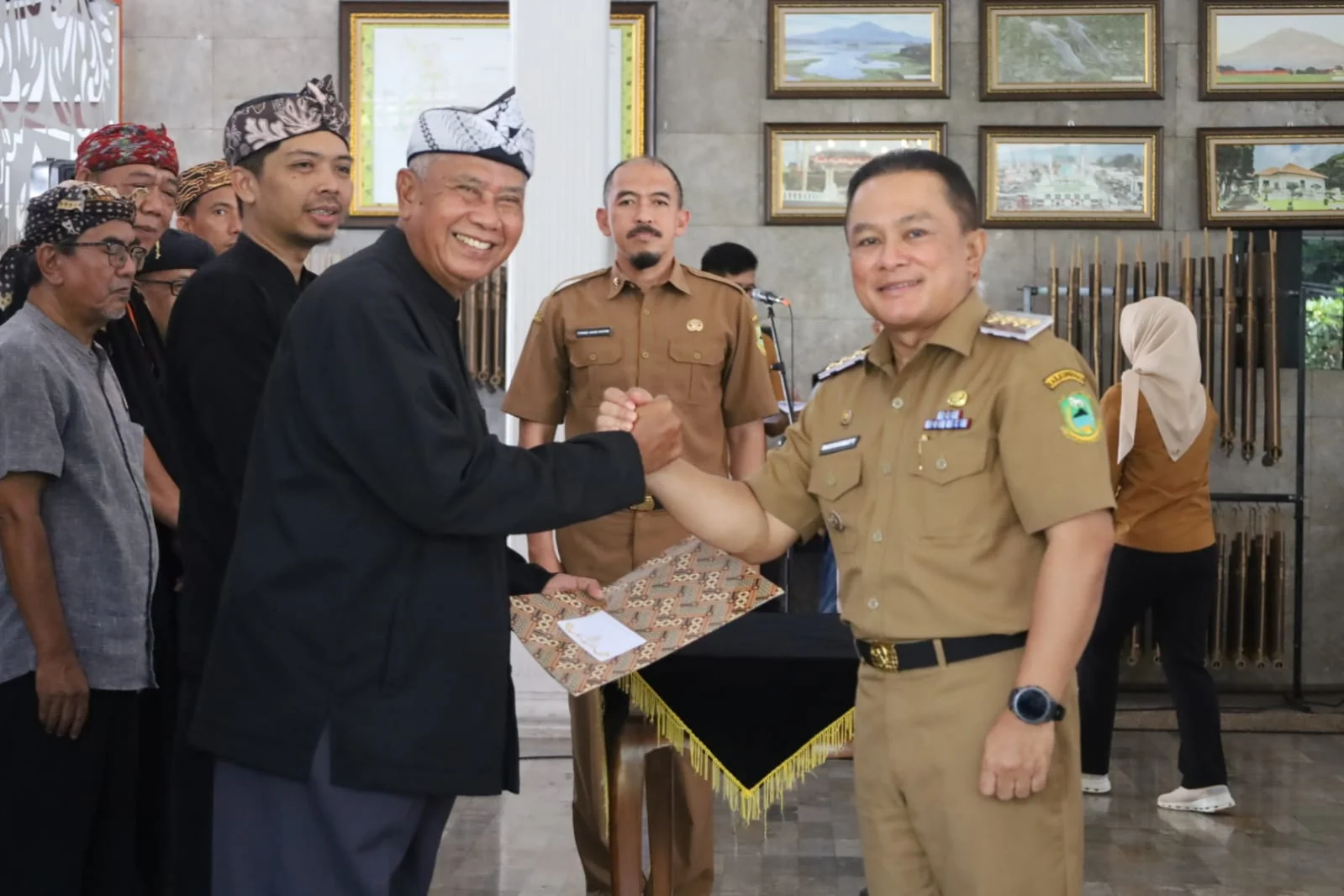 Bupati Kuningan, Dian Rachmat Yanuar, resmi melantik Dewan Kebudayaan Kuningan Masa Bakti 2026–2030.Dok-IKP/Diskominfo Kuningan