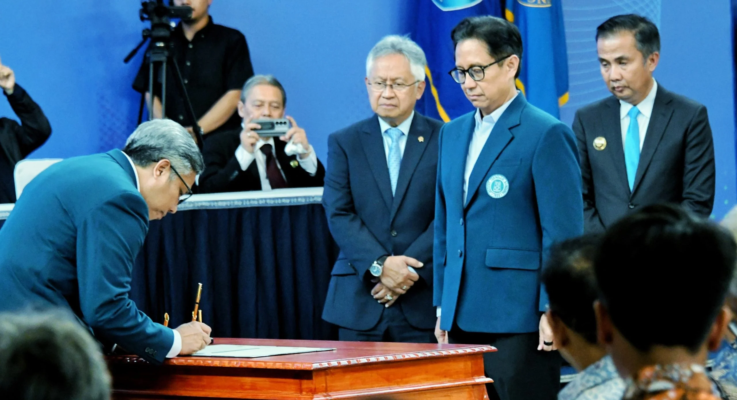 Penjabat Gubernur Jawa Barat Bey Machmudin  menghadiri pelantikan Prof. Tatacipta Dirgantara sebagai Rektor Institut Teknologi Bandung (ITB) periode 2025-2030 di Aula Barat ITB, Kota Bandung, Senin (20/1/2025).