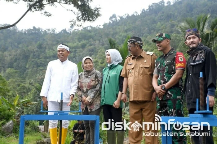 Gubernur Jawa Barat Dedi Mulyadi yang akrab disapa KDM didampingi Bupati Sukabumi Asep Japar meresmikan renovasi Pembangkit Listrik Tenaga Mikrohidro.Ist