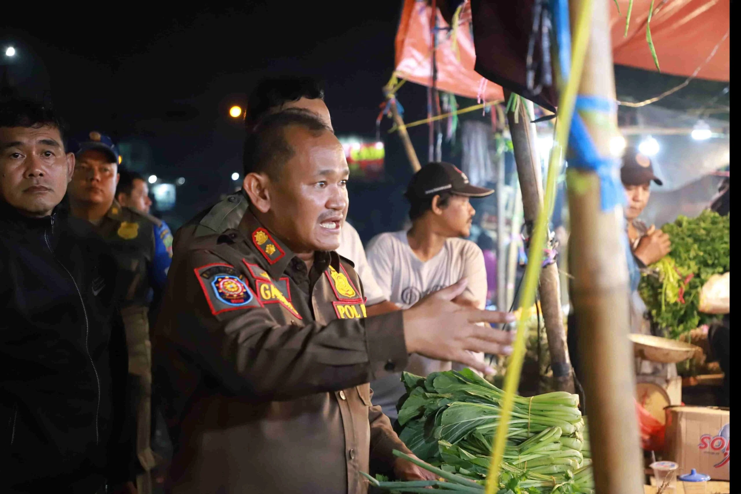 Satuan Polisi Pamong Praja (Satpol-PP) Kabupaten Bekasi terus menyampaikan sosialisasi dan himbauan kepada para pedagang, agar lapak-lapak tidak berdiri di area badan jalan untuk mencegah kemacetan di Jalan Raya Kapten Sumantri, Cikarang Utara. FOTO : End