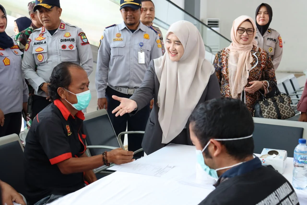 Wakil Wali Kota Cirebon, Siti Farida Rosmawati saat melakukan monitoring ramp check di Terminal Tipe A Harjamukti.Ist