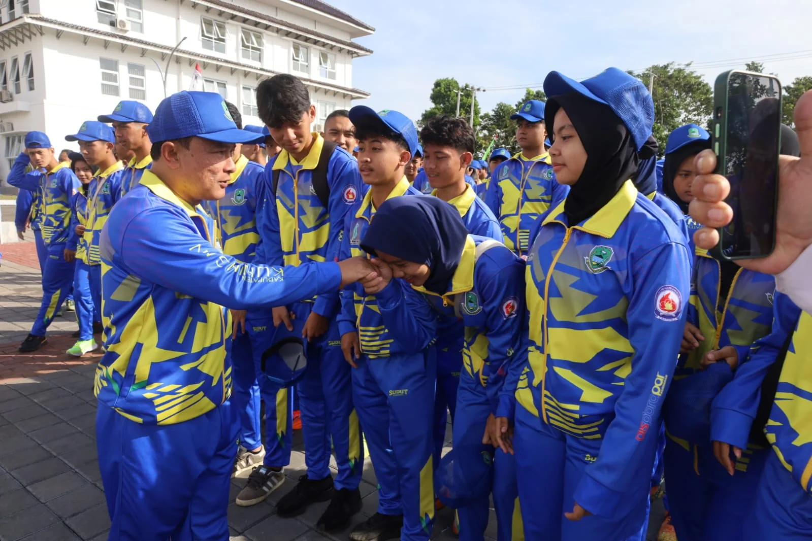 Bupati Kuningan, Dr. H. Dian Rachmat Yanuar, M.Si., secara simbolis melepas kontingen.Ist