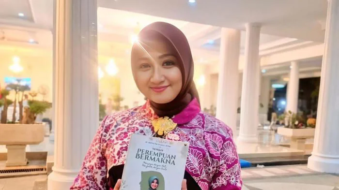 Adhita Dwi, Garwa Wakil Asisten Logistik Kodam III/Siliwangi, Ngaluncurkeun Buku "Janten Awéwé Anu Bermakna"