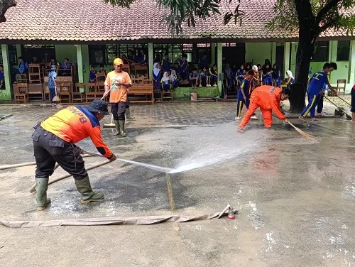 Bupati Sumedang Dony Ahmad Munir meninjau lokasi banjir akibat meluapnya Sungai Cilutung di Kecamatan Tomo.Dok-Diskominfosanditik Sumedang