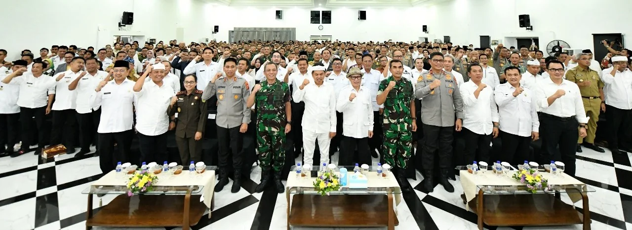 Gubernur Jawa Barat, Dedi Mulyadi menghadiri Kegiatan Sinergi Pemerintah Daerah Provinsi Jawa Barat dengan TNI, Polri, Kejaksaan dan Pemerintah Daerah Kabupaten/Kota untuk Jawa Barat Istimewa, di  Aula Husni Hamid, Komplek Perkantoran Pemda Kabupaten Kara