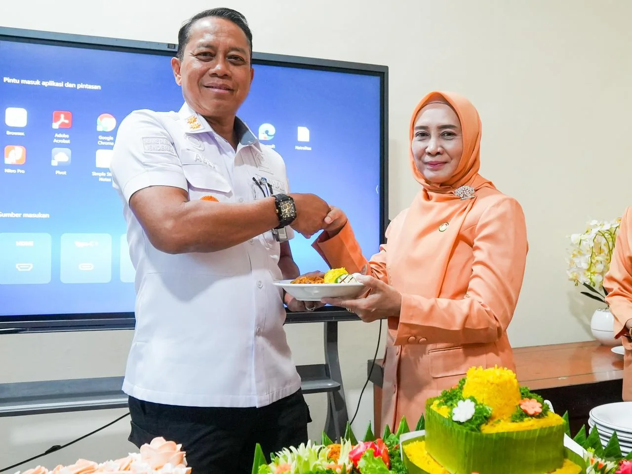 Kepala Kantor Wilayah Kemenkum Jawa Barat, Asep Sutandar dan Ketua DWP Kanwil Kemenkum Jabar, Ny. Herlina Asep Sutandar.Ist