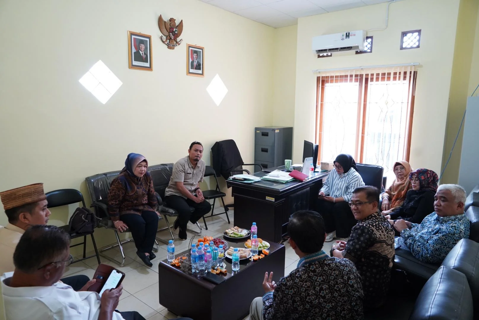 Wakil Ketua Komisi II, Dra Lina Ruslinawati saat kunjungan kerja ke Cabang Dinas Kehutanan Wilayah VI  di Kabupaten Tasikmalaya. Selasa (7/01/2025).