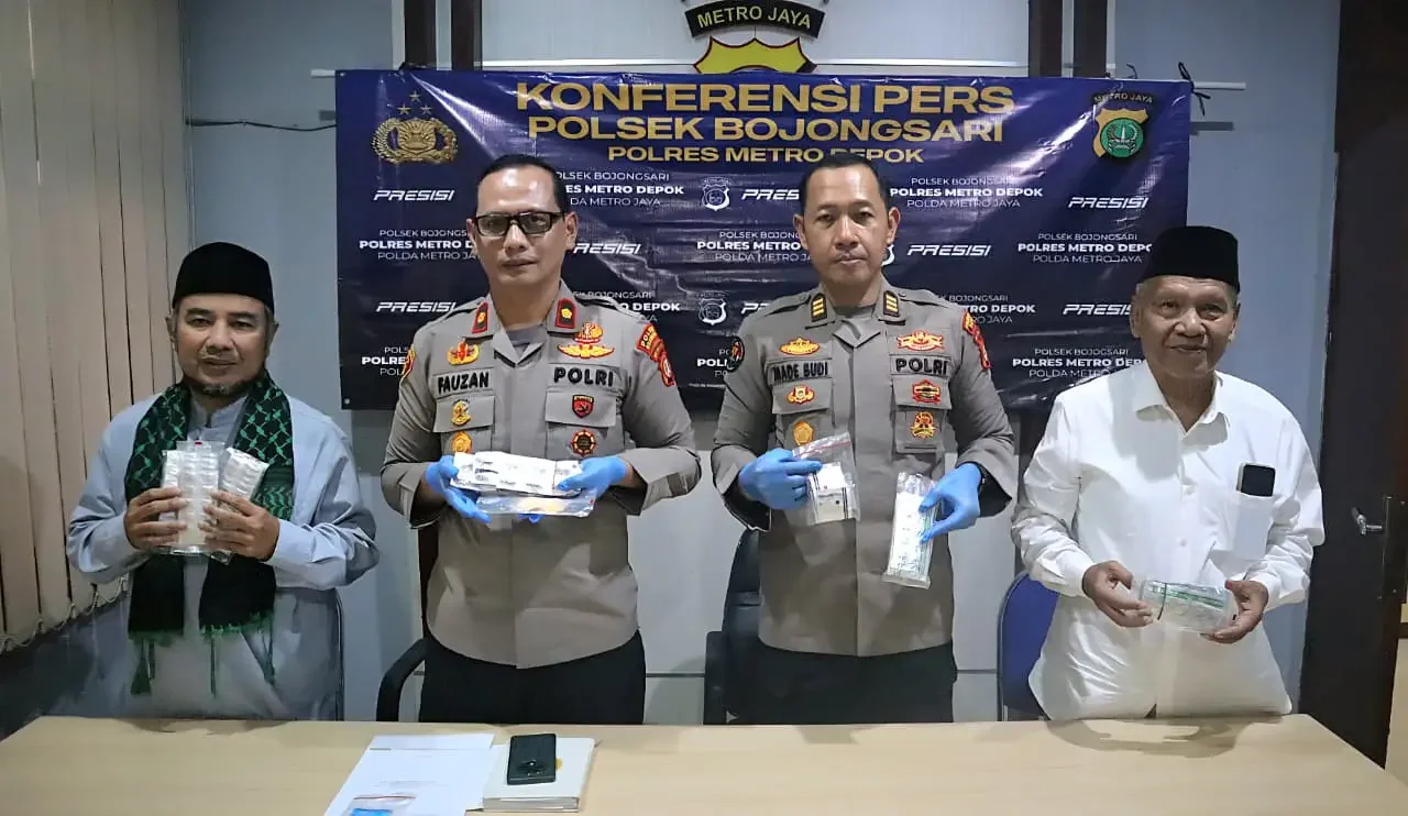 Kapolsek Bojongsari, Kompol Fauzan Thohari bersama Kasi Humas Polres Metro Depok, AKP Made Budi saat menunjukkan barang bukti berupa obat-obatan terlarang yang berhasil diamankan oleh jajaran Polsek Bojongsari di wilayah Pengasinan. (Foto : dokumentasi na