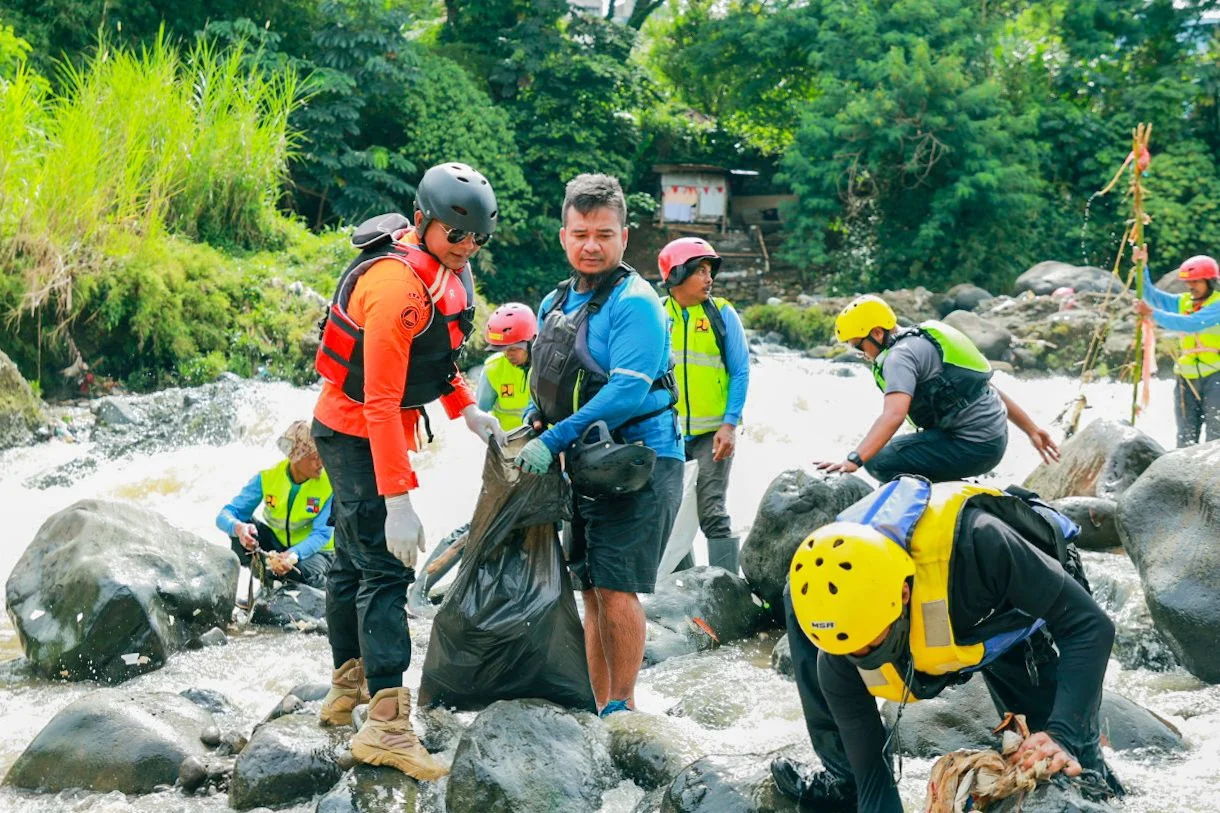 Wakil Wali Kota Bogor, Jenal Mutaqin, didampingi beberapa OPD, warga, serta pengurus Federasi Arung Jeram Indonesia (FAJI), melakukan aksi bersih-bersih di sekitar lokasi, Jumat (14/11/2025).Ist