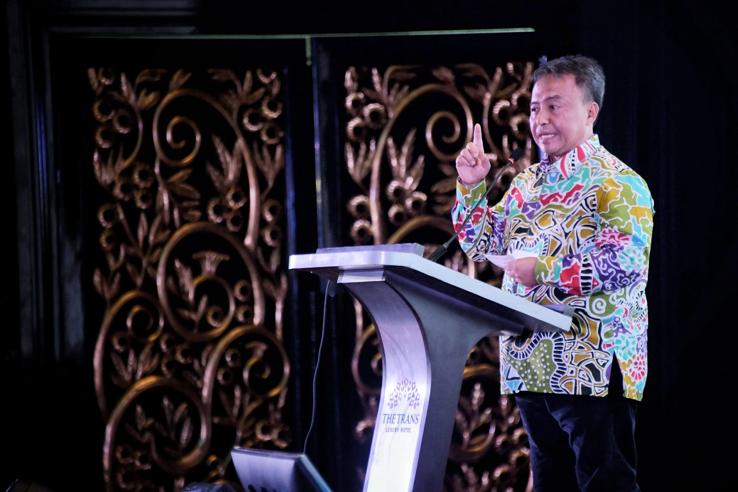 Sekretaris Daerah Provinsi Jawa Barat Herman Suryatman membuka Kick off Meeting Rangkaian Penyusunan Rencana Kerja Pemerintah Daerah (RKPD) Provinsi Jabar Tahun 2026 di The Trans Luxury Hotel, Kota Bandung, Kamis (28/11/2024).(Foto: Biro Adpim Jabar)