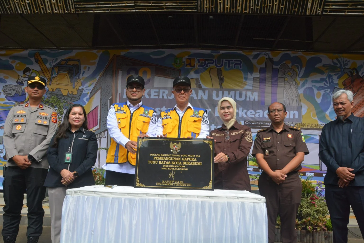 Wali Kota Sukabumi Ayep Zaki didampingi Wakil Wali Kota Bobby Maulana meresmikan tugu batas kota.Ist