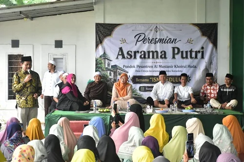 Bupati Sumedang  Dony Ahmad Munir Resmikan Asrama Santri Putri Ponpes Al Mustanir Khoirul Huda.Dok-Diskominfosanditik Sumedang