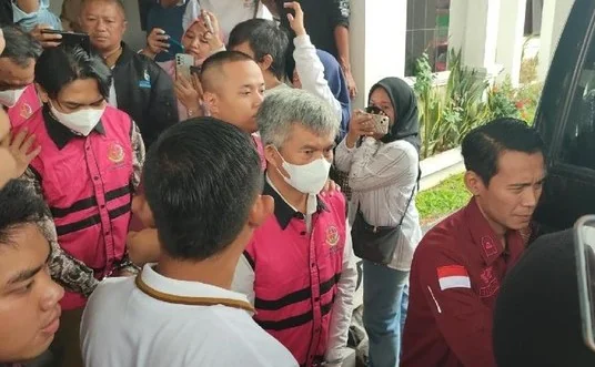 Para tersangka kasus dugaan korupsi pembangunan SMKN 1 Cijeungjing Ciamis digiring ke mobil tahanan.Ist