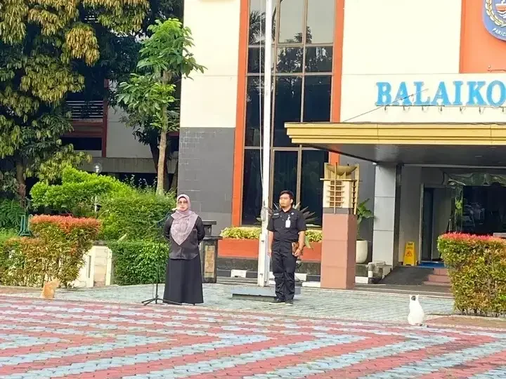 Asisten Adum pada Setda Kota Depok, Nina Suzana, menyampaikan sejumlah arahan kepada ASN saat apel pagi di lingkungan Pemkot Depok, Selasa (10/03/26). (Foto: Diskominfo Depok).