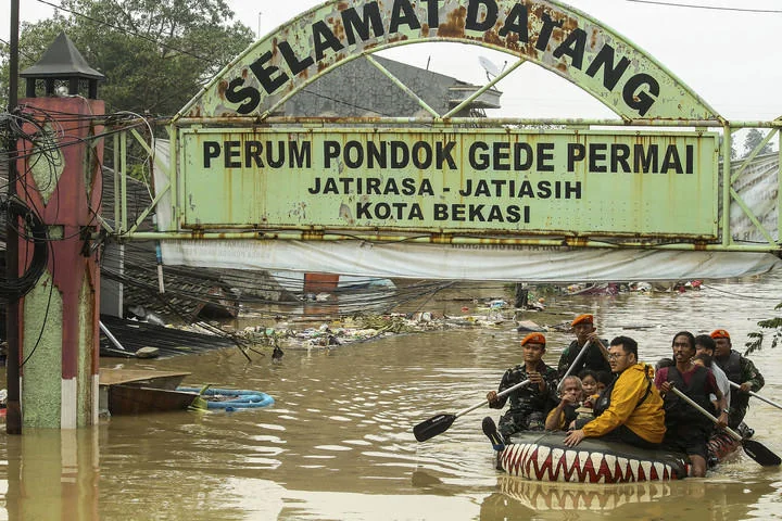 Anggota Kopasgat TNI AU mengevakuasi warga menggunakan perahu karet di Perumahan Pondok Gede Permai, Bekasi, Jawa Barat, Selasa (4 Maret 2025). (Foto ANTARA)