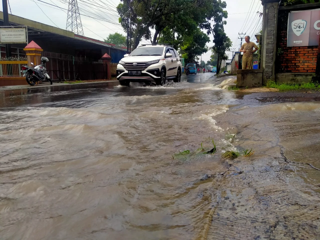 Sejumlah ruas jalan provinsi maupun nasional yang terdampak bencana sebagian besar sudah bisa dilewati meski secara bergantian.