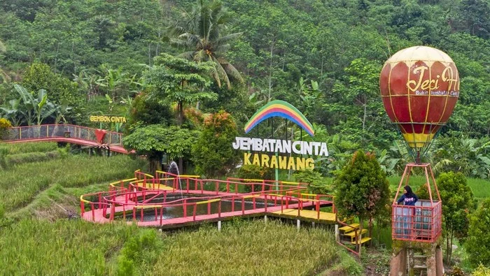 Jembatan cinta di Karawang salah satu tempat yang bisa menjadi kunjungan wisatawan.