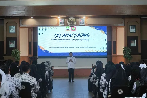 Bupati Sumedang, Dony Ahmad Munir, membuka kegiatan Sinergi Lintas Jenjang Peran MGMP, KKG, dan IGTKI dalam Transformasi Pendidikan Sumedang yang digelar di Aula Tampomas Setda Sumedang.Dok-Diskominfosanditik Sumedang