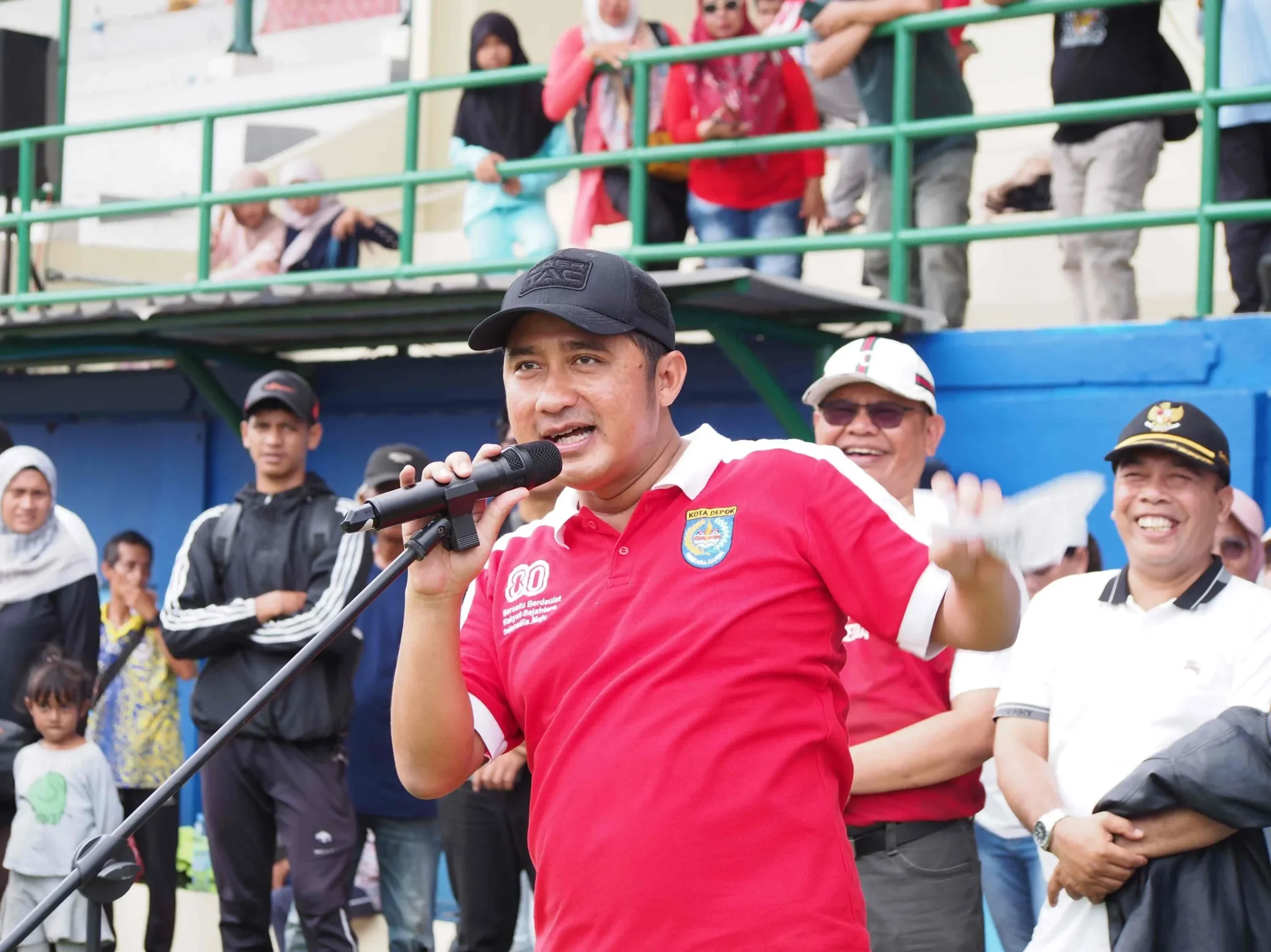 Wakil Wali Kota Depok, Chandra Rahmansyah saat memberikan sambutan sekaligus menutup Piala Wali Kota Depok Cup U-15 dan U-19 Tahun 2025 yang digelar di Lapangan Merpati, Minggu (14/12/25). (Foto : Disporyata Depok)