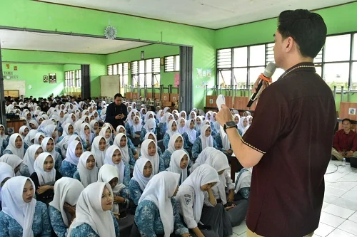 Wakil Bupati Sumedang M Fajar Aldila menyampaikan materi dengan gaya santai dan interaktif. Ia menekankan pentingnya peran generasi muda dalam menentukan arah demokrasi ke depan.Dok-Diskominfosanditik Sumedang
