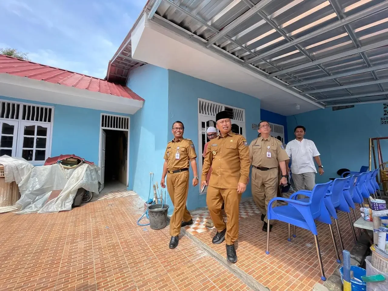 Wali Kota Depok, Supian Suri (tengah) didampingi Kepala Disrumkim Kota Depok, Adnan Mahyudin (kanan) dan Camat Tapos, Jarkasih (kiri) meninjau pembangunan RTLH di RT 04 RW 09, Kelurahan Sukatani, Kecamatan Tapos, Senin (19/01/26). (Foto : JD01/Diskominfo