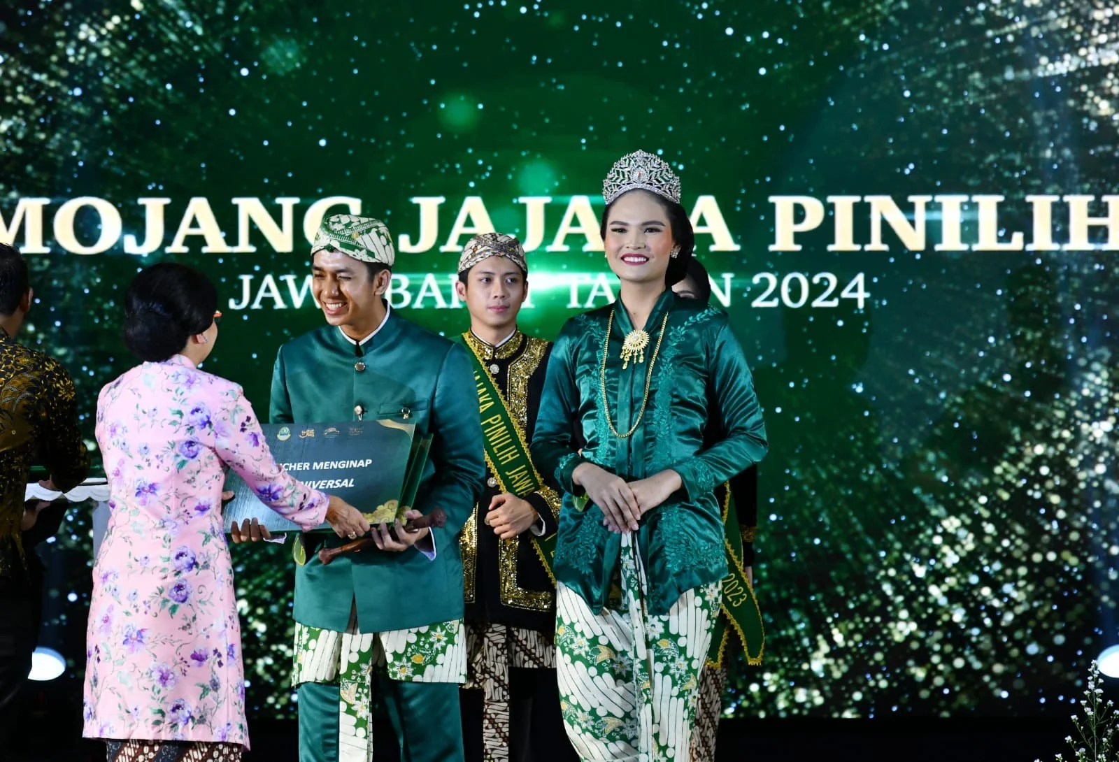 Penjabat Ketua TP PKK Jawa Barat Amanda Soemedi Bey Machmudin saat membuka malam final Mojang Jajaka Jawa Barat 2024 di Gedung Merdeka, Kota Bandung, Minggu (15/12/2024) malam.