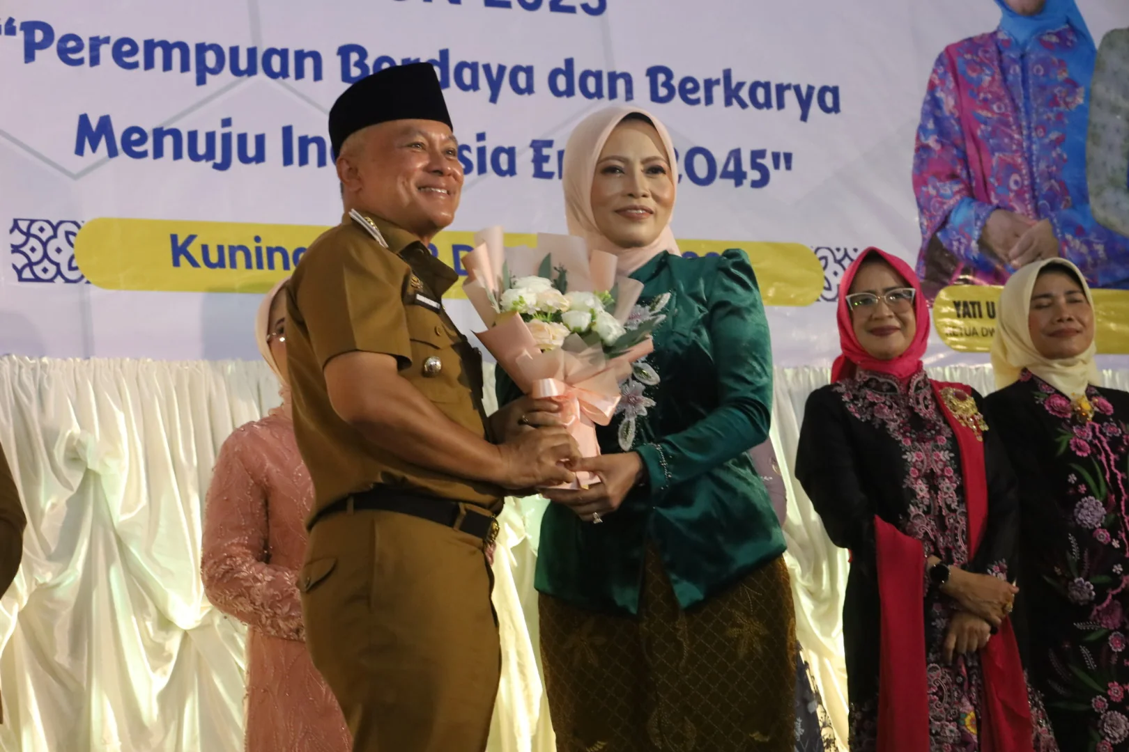 Bupati Kuningan Dian Rachmat Yanuar menghadiri sekaligus menutup secara resmi Puncak Peringatan Hari Ibu (PHI) ke-97 Tahun 2025 tingkat Kabupaten Kuningan.Ist