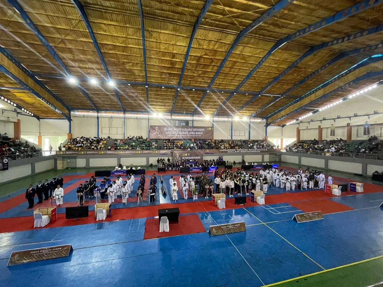 Kajati Jabar Katarina Endang Sarwestri SH MH, membuka kejuaraan Karate Kajati Jabar Cup di Gedung SOR RAA Adiwijaya Ciateul Tarogong Kidul, Kabupaten Garut, Jabar, Jumat (20/12/2024).